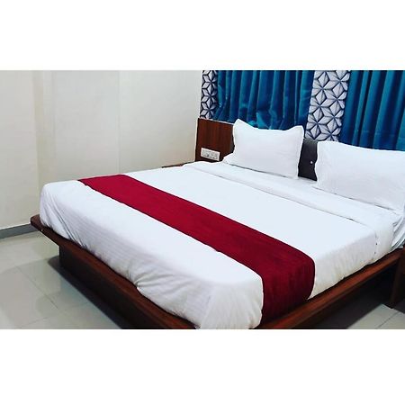 Hotel Red Rose Vadodara Exterior photo