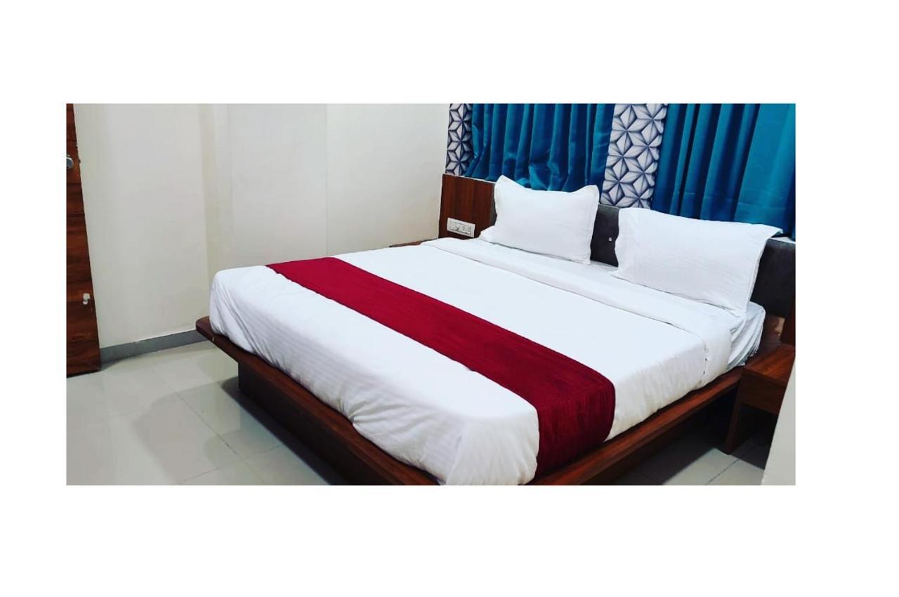 Hotel Red Rose Vadodara Exterior photo