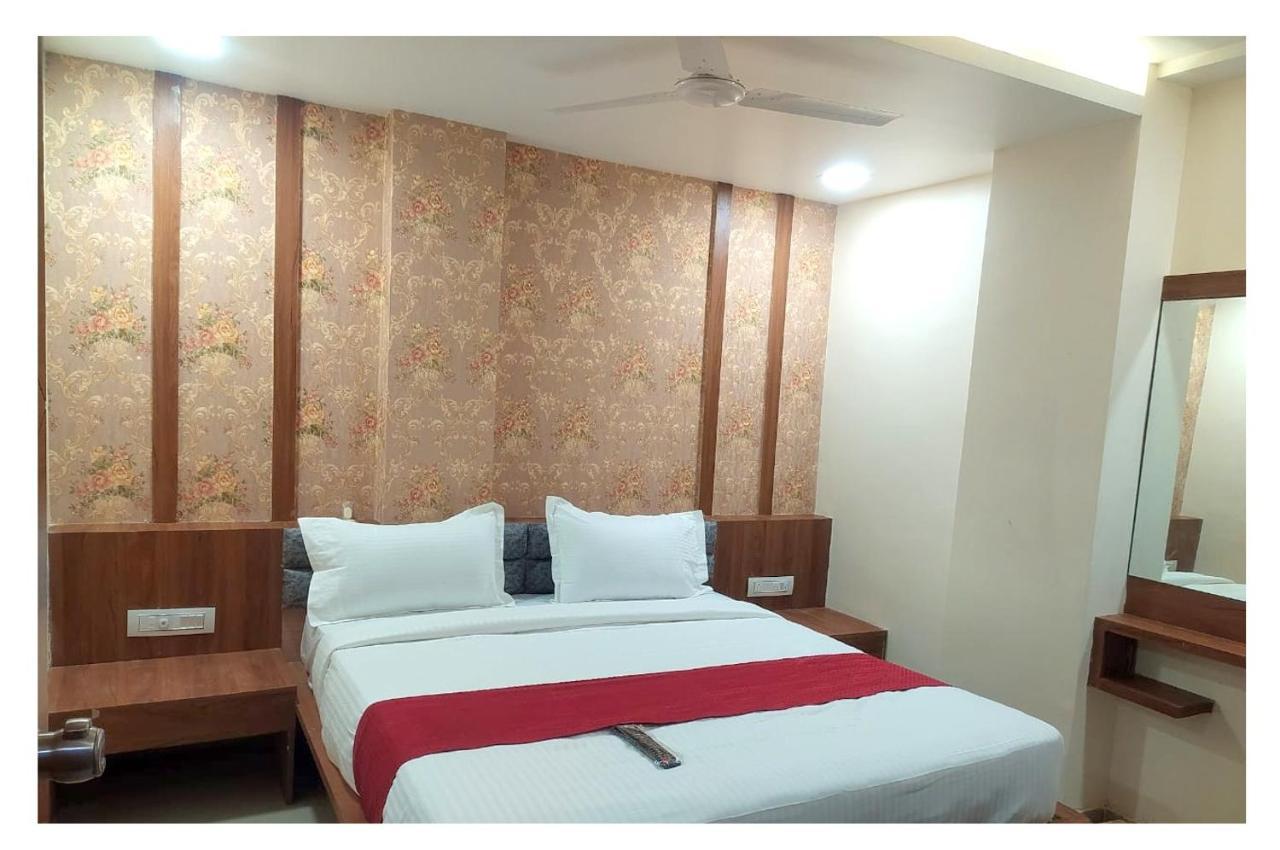 Hotel Red Rose Vadodara Exterior photo